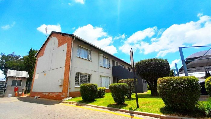 For Sale: 3-Bedroom Townhouse in Boksburg West with Pool and Parking.