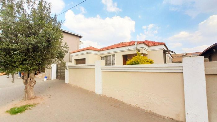 Ebony Park House For Sale: 3 Bedrooms, double garage, near Mall of Africa.