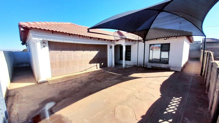 House for Sale in Vosloorus Ext 2: 3 Bedrooms, Double Garage, Convenient Location.
