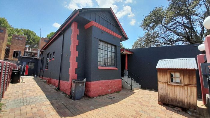 For Sale: House in Bertrams with 9 bedrooms, en-suites, and ample parking.