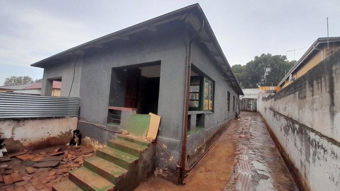 For Sale: 4-Bedroom House in Bezuidenhout Valley with Rental Income and Ample Parking.