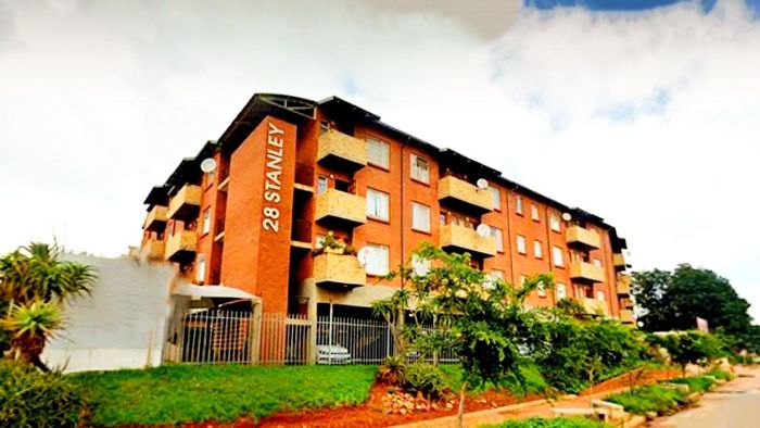 Braamfontein Apartment For Sale: One bedroom, balcony, parking, near universities and amenities.