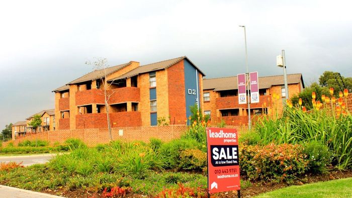 Kibler Park Townhouse For Sale: 2 beds, yard, unique kitchen, secure parking.