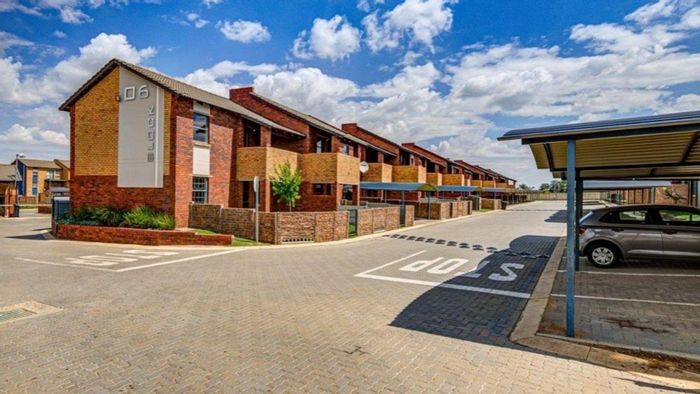 Alveda Apartment For Sale: 2 Bedrooms, spacious yard, built-in kitchen appliances.