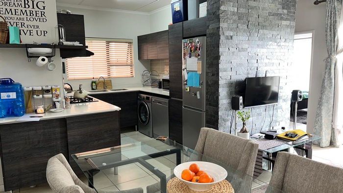For Sale: 3-Bedroom Apartment in Greenstone Crest with Pool, Clubhouse, and Secure Parking.