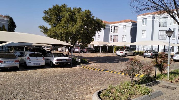 Northcliff Apartment For Sale: 1 bed, pool, storage room, Airbnb potential.