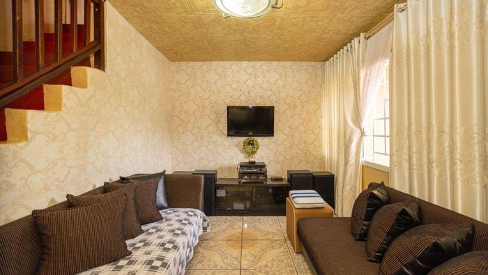 Grove End House For Sale: 2 Bedrooms, deck, secure parking, easy access amenities.