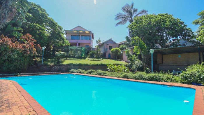 Amanzimtoti House For Sale: 3 beds, pool, granny flat, sea views, spacious living.