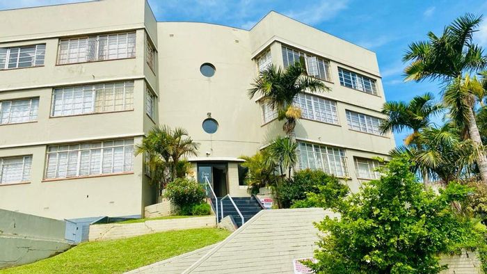 Umbilo Apartment For Sale: 1.5 baths, controlled access, spacious living area.