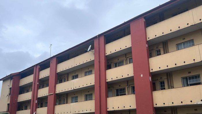 Bonela Apartment For Sale: 2 beds, allocated parking, secure block, great investment opportunity.