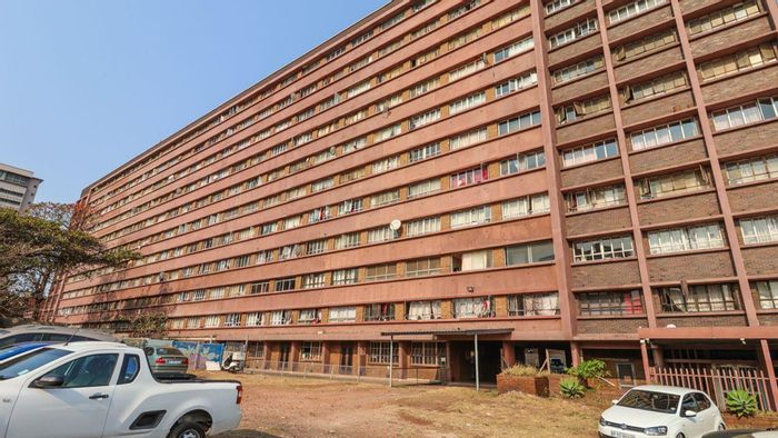 Point Apartment For Sale: 3 bedrooms, beach access, security, and rental income potential.