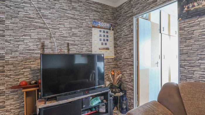 2-Bedroom Apartment in Overport For Sale with Garage, Close to Amenities.