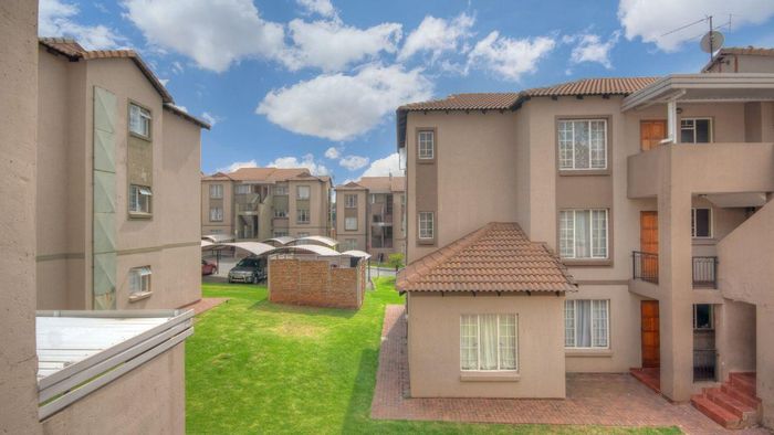 3-Bedroom Townhouse For Sale in Meredale with garden and parking amenities.