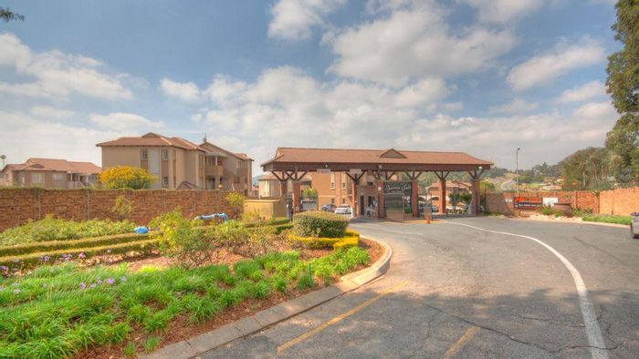 Meredale Townhouse For Sale: 2 Bedrooms, 1 Bathroom, Private Balcony. Book Viewings!