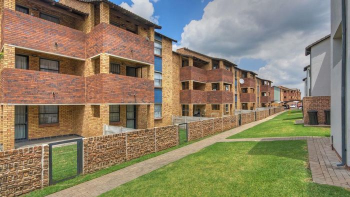 For Sale: 2-bedroom apartment in Alveda with secure estate access and amenities.