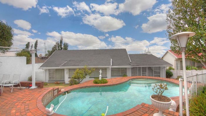 Gillview House For Sale: 3 Bedrooms, pool, sunroom, garages, spacious garden.