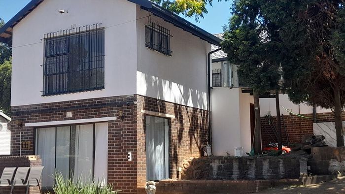For Sale: Spacious 6-Bedroom House with Flatlet and Pool in Winchester Hills.