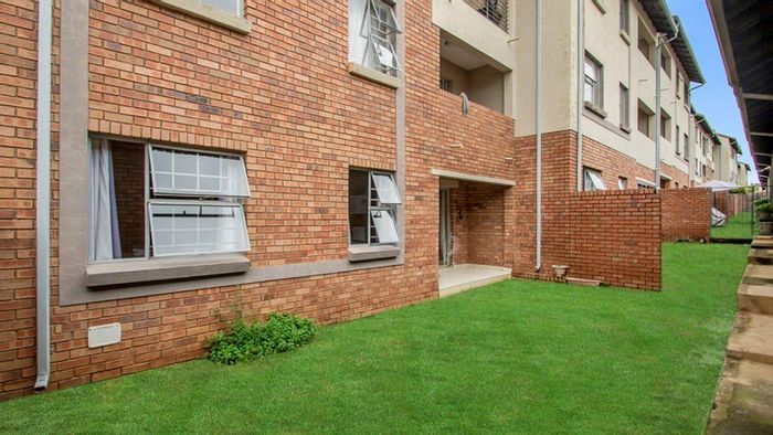Sagewood Apartment For Sale: 2 beds, clubhouse, pool, secure estate, garage.