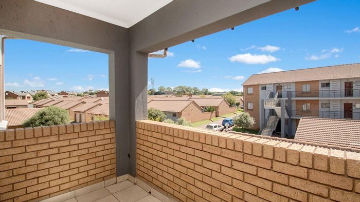 Sagewood Apartment For Sale: 2 bedrooms, clubhouse, pool, near shopping and schools.