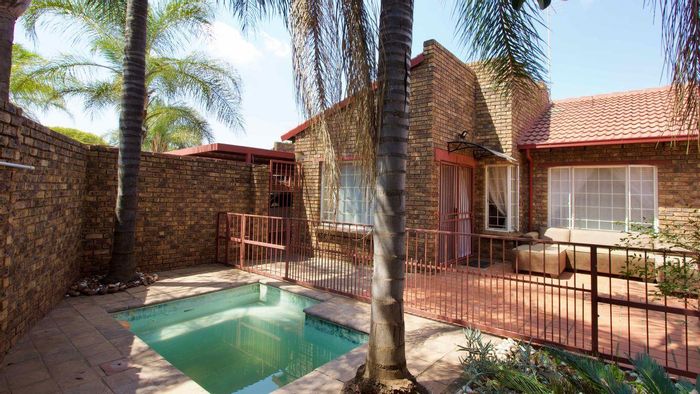 Die Hoewes Townhouse For Sale: 3 Bedrooms, garden, splash pool, near amenities.
