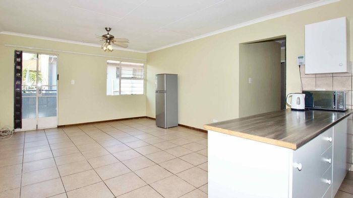 Die Hoewes Apartment For Sale: 3 Bedrooms, balcony, secure estate, close to amenities.
