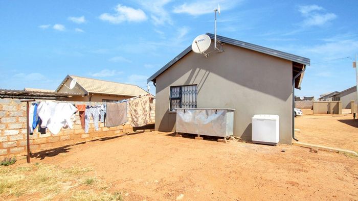 For Sale: House in Toekomsrus, 2 beds, open-plan kitchen, spacious yard.