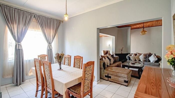 For Sale: Meyerspark House with 4 bedrooms, study, 3 garages, and large yard.