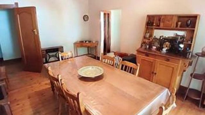 Kensington House For Sale: 3 beds, pool, granny flat, hobby room, 4-car garage.