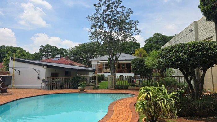 Kensington House For Sale: Spacious 3-bedroom, pool, study, staff accommodation, flexible living.