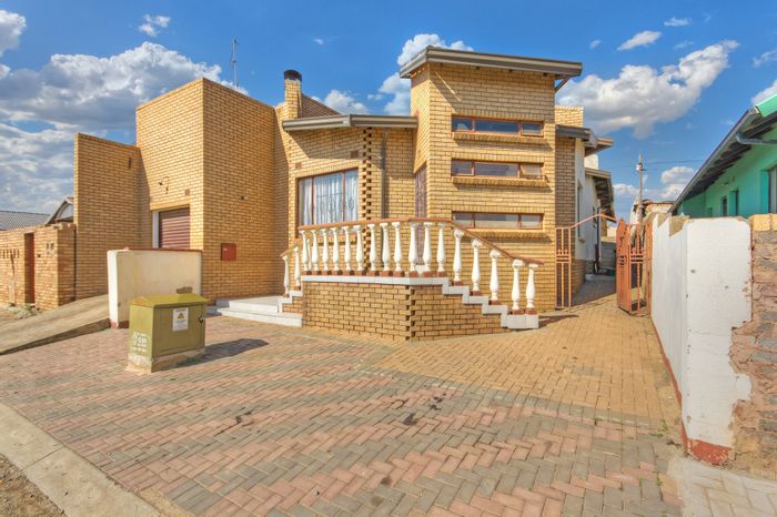 For Sale in Dobsonville: 3-bed, 2-bath house with garage and spacious yard.