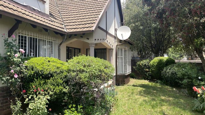 For Sale: Spacious 3-bedroom house in Bruma with loft, double garage, and braai area.