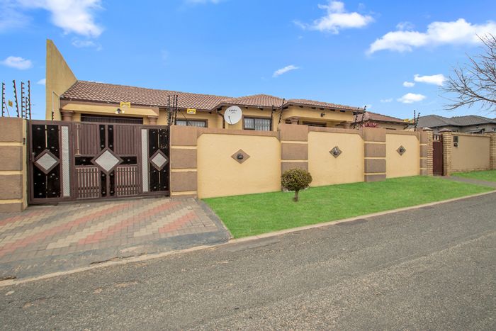 For Sale: 2-Bedroom House in Cosmo City with Open-Plan Living and Garage.