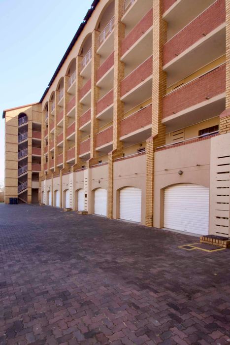 Die Hoewes Apartment For Sale: 2 beds, tandem garage, lift access, no load shedding.