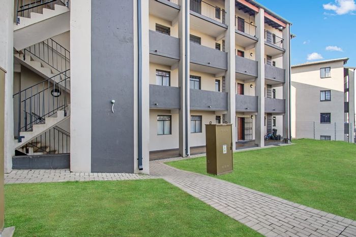 Fleurhof Apartment For Sale: Secure living, 2 bedrooms, parking, renovated bathroom.
