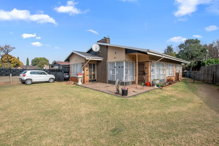 Witfield House For Sale: 3 Bedrooms, Flatlet, Security System, Double Garage.