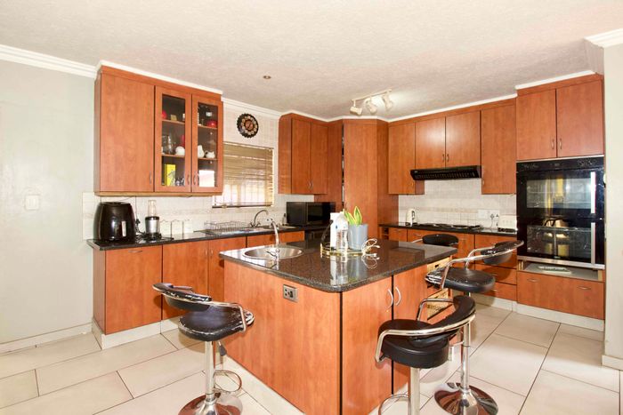 For Sale: House in Highveld with 3 beds, lapa, jacuzzi, and secure parking.
