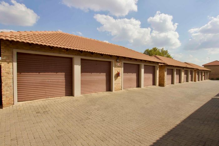 For Sale: Apartment in Annlin with double garage, private garden, and security access.