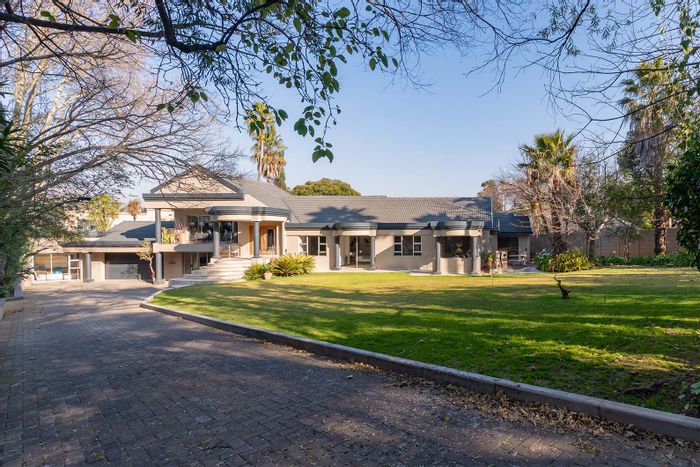 Lakefield House For Sale: Entertainer's dream with flatlet, pool, and lush garden.