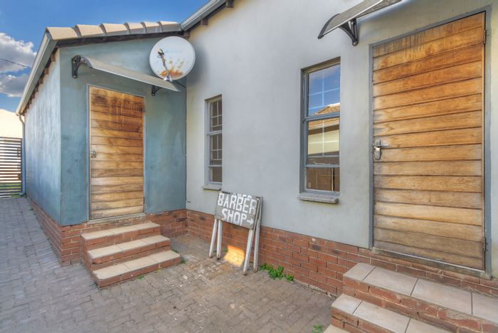 For Sale: House in South Hills with garden, secure parking, and open-plan living.