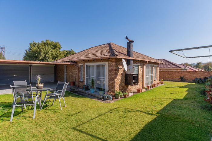 For Sale: Townhouse in Esther Park with 3 beds, double garage, secure complex.