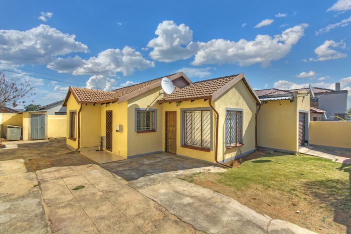 Ormonde View House For Sale: 4 Bedrooms, flatlet, large lounge, secure parking.