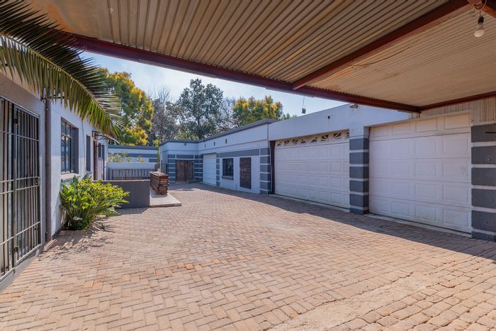 Edenvale Central House For Sale: Dual-purpose, 5 beds, 3 baths, 4-car garage.