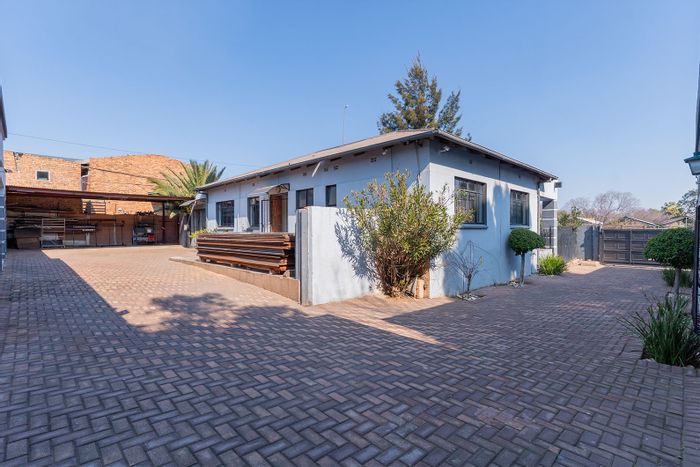 Edenvale Central House For Sale: Dual-purpose, 5 beds, 3 baths, 4-car garage.
