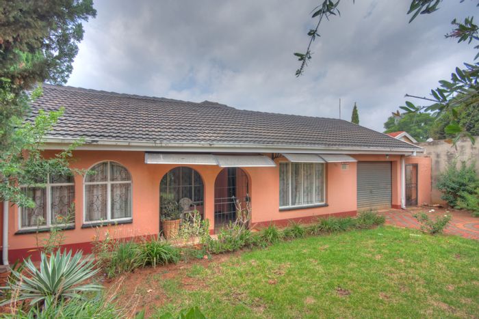 Ennerdale House For Sale: 3 beds, 2 baths, cottage, spacious yard, parking.