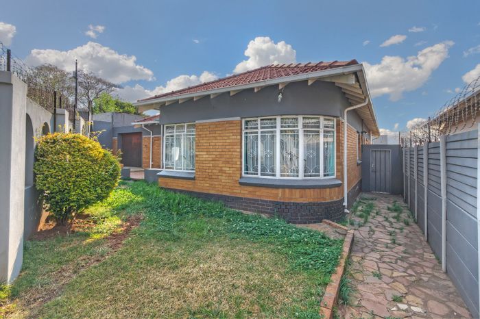 Kensington House For Sale: 3 beds, 2 baths, garage, self-contained cottage.