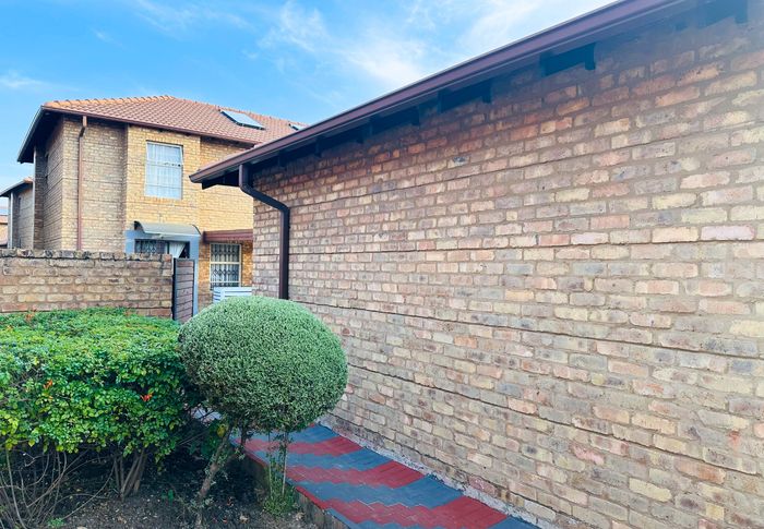 Annlin Townhouse For Sale: 3 bedrooms, double garage, 24-hour security access.