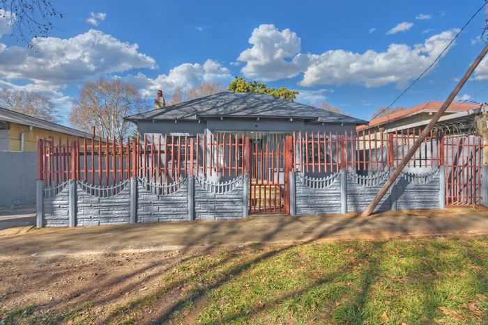 House for Sale in Bezuidenhout Valley: 3 beds, cottage, secure parking, low-maintenance garden.