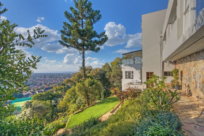 House for Sale in Linksfield Ridge: 4 beds, wine cellar, solar energy, borehole.