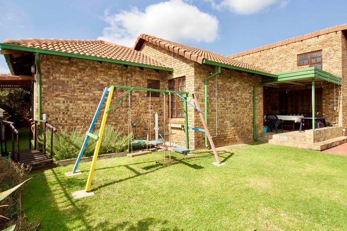 For Sale: House in Clubview with 3 beds, study, secure complex, low levies.