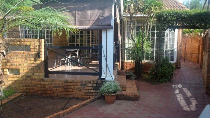 For Sale: 3-Bedroom House in Wierda Park with Pool, Inverter, and Garage Access.